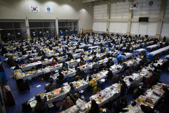 11일 오전 서울 노원구 삼육대학교에서 열린 2017 정기모집 미술 실기고사에서 학생들이 시험을 치르고 있다.